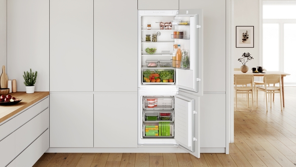 Bosch EXKLUSIV Einbau-Kühl-Gefrier-Kombination mit Gefrierbereich unten, 177.2 x 55.8 cm, Flachscharnier mit Softeinzug, Serie 6, KIN86EDD0, NoFrost-Nie wieder abtauen! **Cashback 100 Euro Technik-Bonus